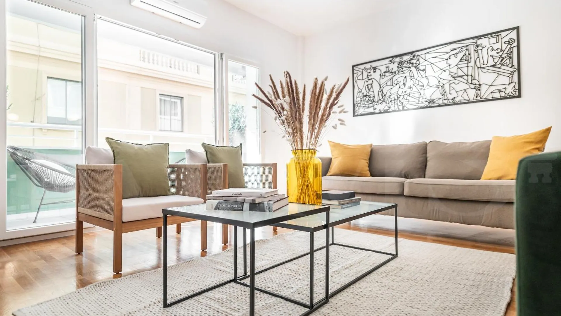 Exquisite And Charming Experience In Soho By Rems contacts